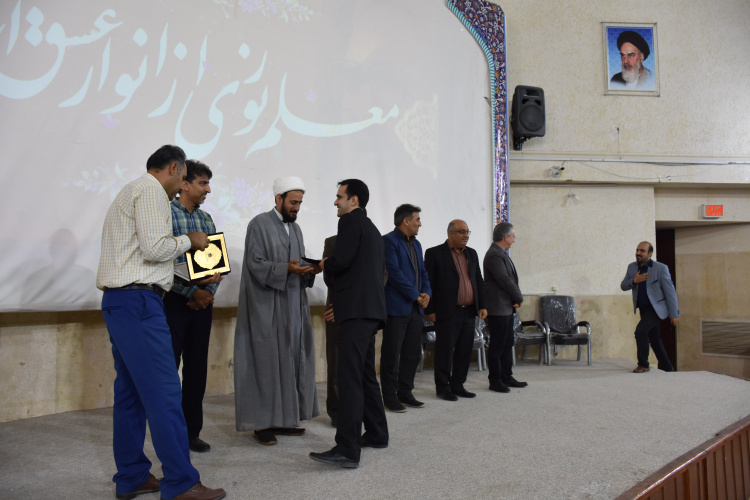 آئین بزرگداشت روز معلم و تقدیر از اساتید برتر در دانشگاه علوم وفنون دریایی خرمشهر