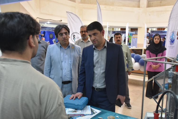 بازدید ریاست دانشگاه از جشنواره درون دانشگاهی حرکت