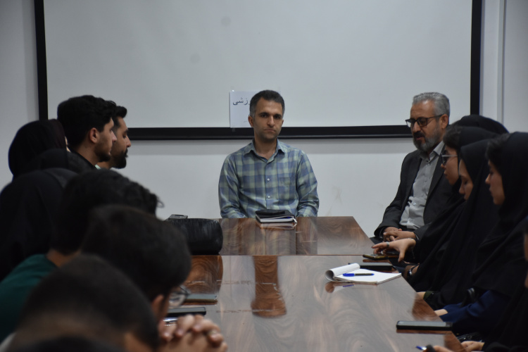 نشست مشترک دبیران انجمن های علمی دانشجویی ودبیران کانون های فرهنگی و هنری دانشگاه علوم وفنون دریایی خرمشهر  با معاون و مدیر فرهنگی واجتماعی دانشگاه