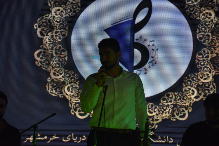 اجرای موسیقی زنده توسط کانون موسیقی در آیین استقبال از دانشجویان نو ورود